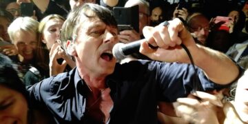 Suede play in Eastbourne for the very first time