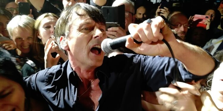 Suede play in Eastbourne for the very first time