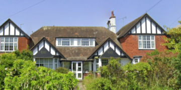 Old hotel to be turned into flats