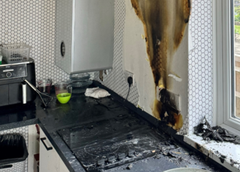 Alert neighbour hears smoke alarm and dials 999