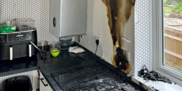 Alert neighbour hears smoke alarm and dials 999