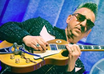 Richard Hawley performs tunes from his No.1 vinyl album