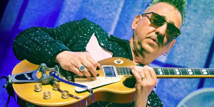 Richard Hawley performs tunes from his No.1 vinyl album