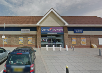 Four men wanted for stealing laptops from shop