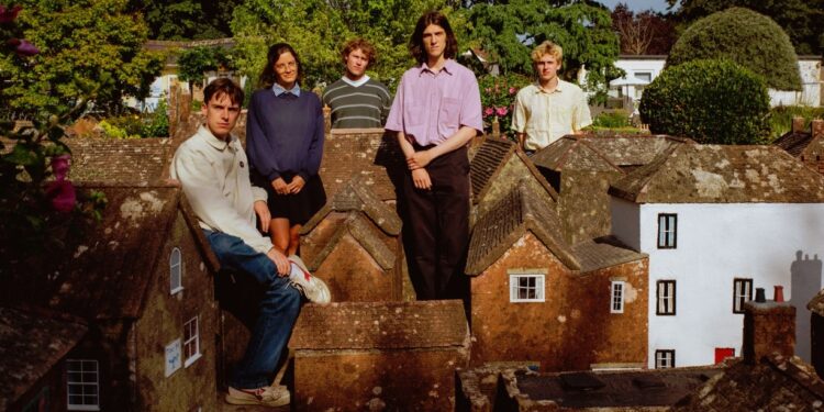 Welly Welly announce National Service tour