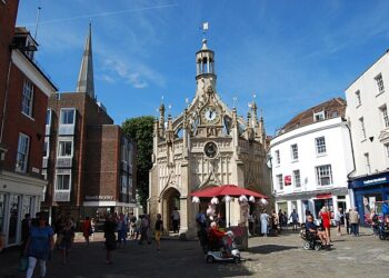 Man exposes himself in shopping street