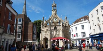 Man exposes himself in shopping street