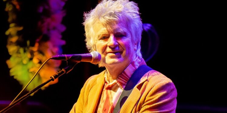 Crowded House play 26 song 2 hour set in Brighton