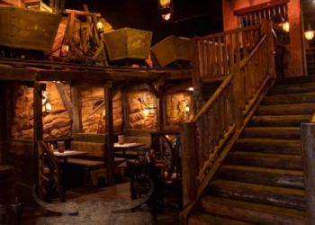 Woman arrested and two people in hospital after glassing in restaurant