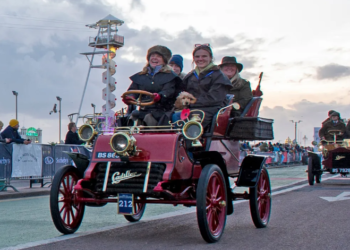 Hundreds of veteran cars heading down A23