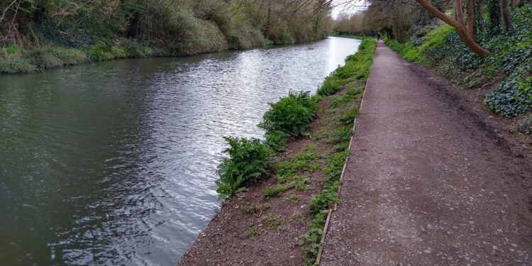 Man robbed on towpath