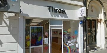 Masked men raid mobile shop