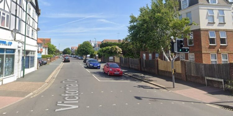 Car chased by police drove into oncoming traffic