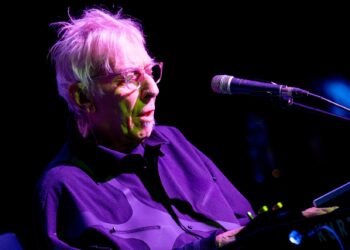 ‘I’m Waiting For The Man’…..John Cale….. Is the man!