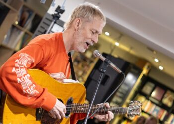 Acoustic wanderings with Andy Bell