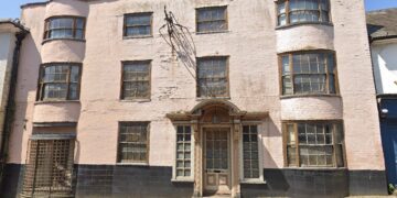 Listed hotel propped up after cracks appear