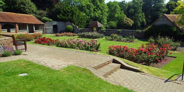 Manor Gardens in Bexhill. Picture by Alexis Markwick from Wikimedia Commons Council warns park cuts will mean more grass and fewer flowers