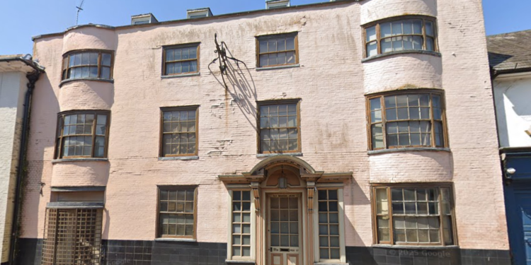 Listed building shored up under emergency powers