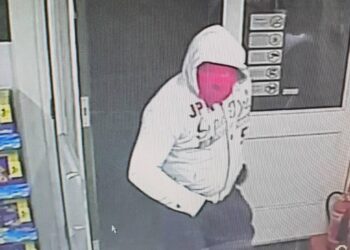 Man escapes with cash and cigarettes after armed robbery