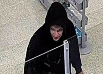 Man threatens shop staff with hammer