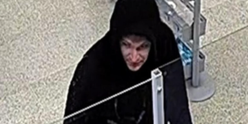 Man threatens shop staff with hammer