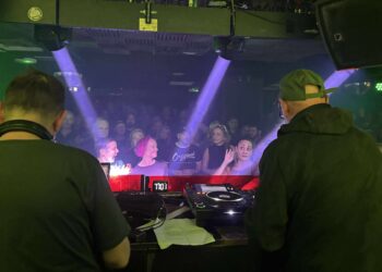 Enjoying ‘Little Fluffy Clouds’ with The Orb