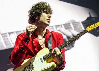 The Kooks make ‘Connection’ with fans by the ‘Seaside’