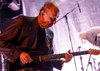 Hugh Cornwell & The Courettes come to town