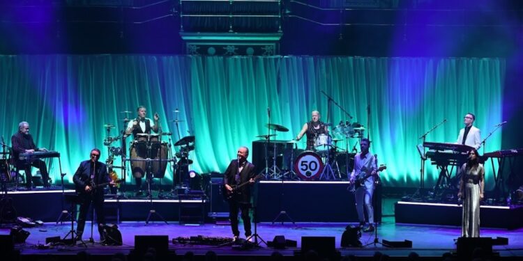 Squeeze announce UK tour with Billy Bragg as special guest