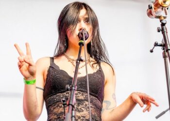 Lonnie Gunn playing live for her EP launch party