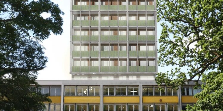 Boulevard view of the flats proposed for 14-19 Queens Square - Picture by Crawley Square 2014 LLP Plans for 11-storey block of flats refused