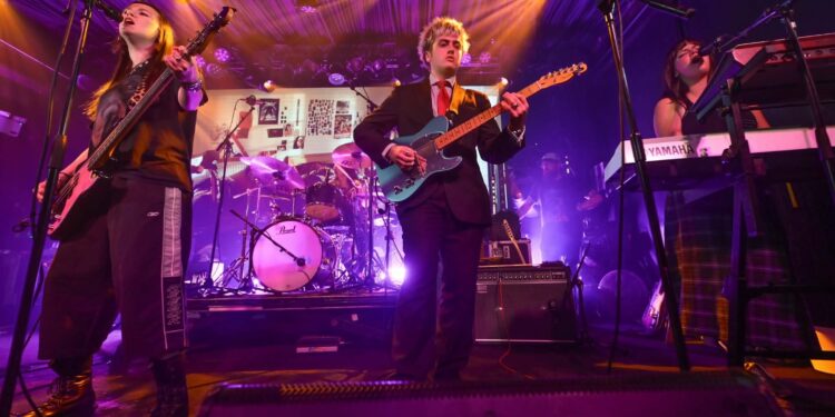 ‘Get Up And Dance’: Man/Woman/Chainsaw showcase ‘Cannonball’ in electrifying Brighton set